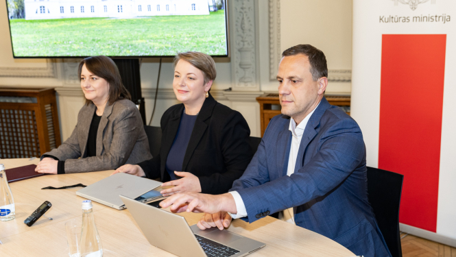 Rundāles pils muzeja direktore Laura Lūse un VAS “Valsts nekustamie īpašumi” valdes priekšsēdētājs Renārs Griškevičs paraksta līgumu par Mežotnes pils pārņemšanu Rundāles pils muzeja apsaimniekošanā