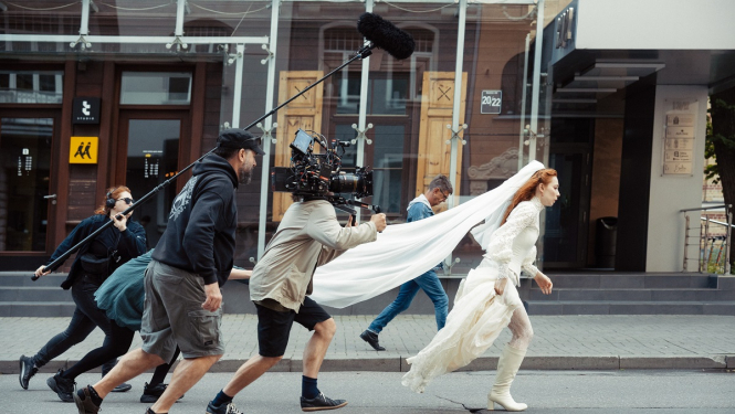 Foto no pirmajām mūzikla "Līgava" filmēšanas dienām, kur līgava skrien. Foto: Andrejs Strokins