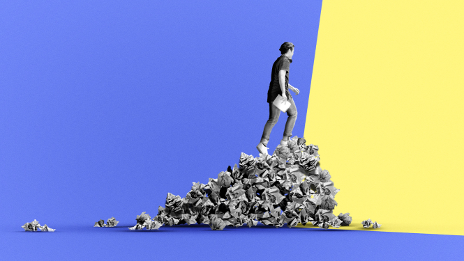 Cilvēks kāpj kalnā, ko veido saburzīti papīri. Fonā zils un dzeltens laukums.
