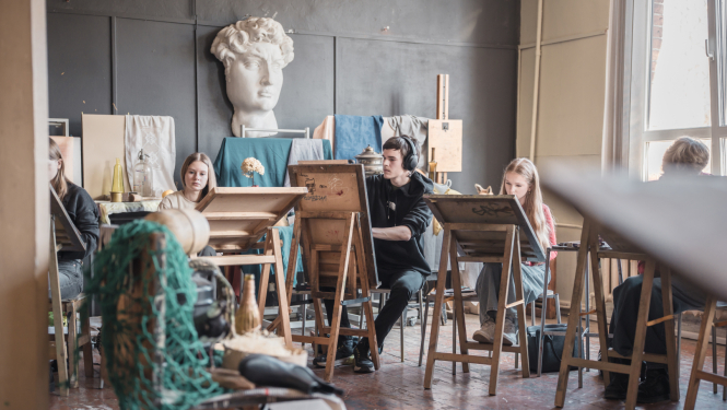 Jaunieši glezno pie molbertiem