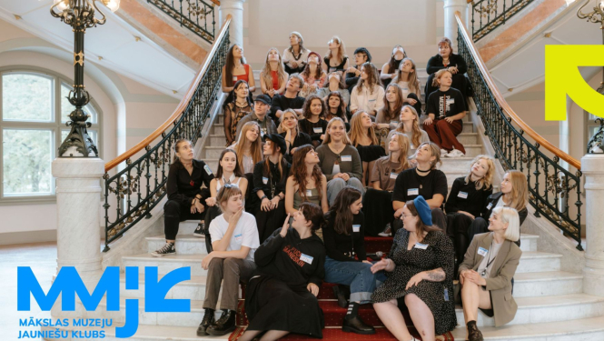 Mākslas muzeju Jauniešu kluba dalībnieki LNMM foajē pie centrālajām kāpnēm