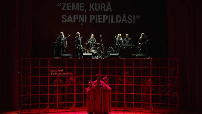 Izrādes “Mēs, roks, sekss un PSRS” norise - uz skatuves dažādi tēli un grupa "Pērkons"