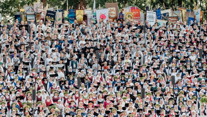 Māksliniecisko kolektīvu grupas foto koncertā