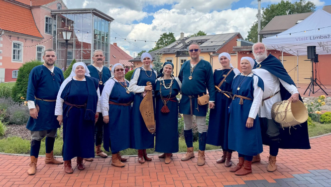 Lībiešu folkloras kolektīvs Limbažu svētkos 2025. gadā