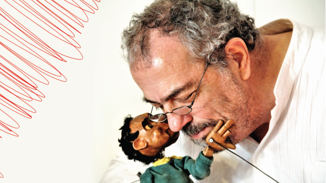 Izrādes “Lelles manā dzīvē” publicitātes foto. Attēlā: Manuels Diašs ar lelli.