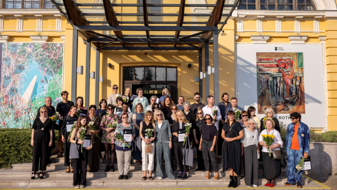 Martinsona balvas dalībnieki un laureāti izstādes atklāšanā pie Rotko muzeja galvenās ieejas