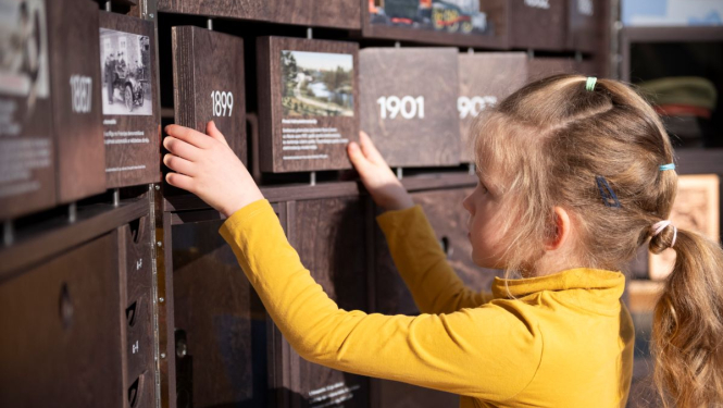 Meitene pie LNVM vēstures izpētes skapja. Foto: Jānis Puķītis, LNVM