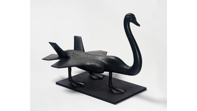 Darbs no izstādes - Melns gulbis ar ķermeni lidmašīnas formā un trīs kājām, kas atgādina lidmašīnas riteņus