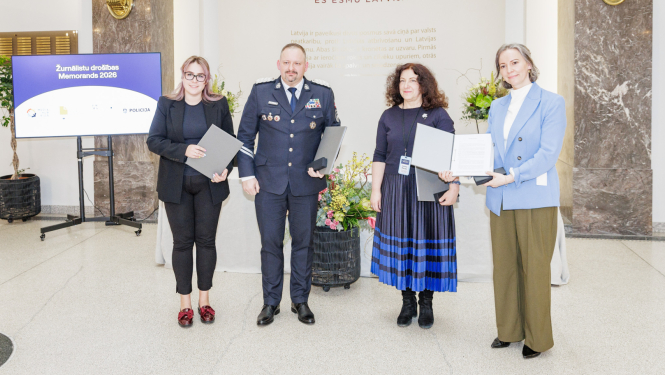 Valsts policijas, Latvijas Žurnālistu asociācijas, Latvijas Reģionālo mediju asociācijas un Media Hub Riga pārstāvji paraksta sadarbības memorandu