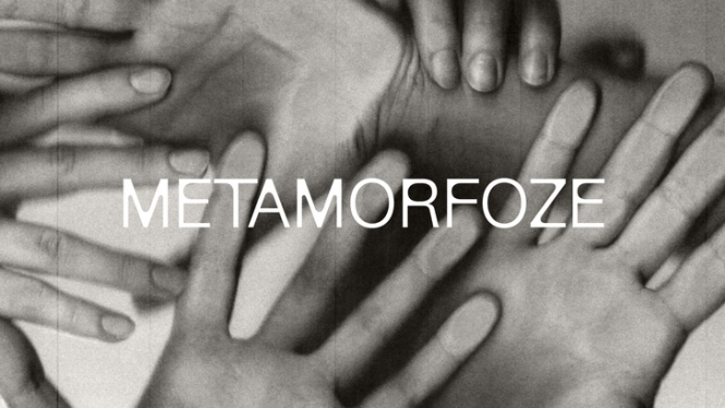 Melnbalts attēls ar daudzām plaukstām un uzraksts "Metamorfoze"