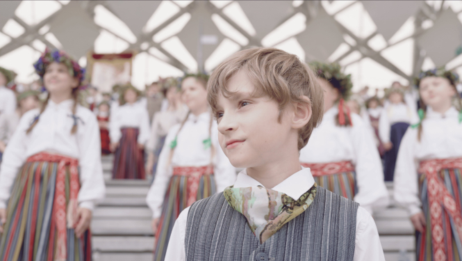 Kadrs no filmas materiāla - koris Mežaparka estrādē