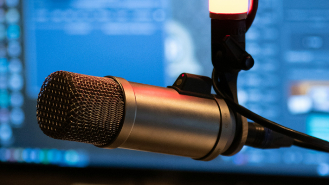 Mikrofons multimediju studijas telpā