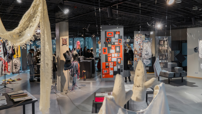 Modes aksesuāru dizaina audzēkņu darbu izstāde Liepājas Mūzikas, mākslas un dizaina vidusskolas izstāžu zālē