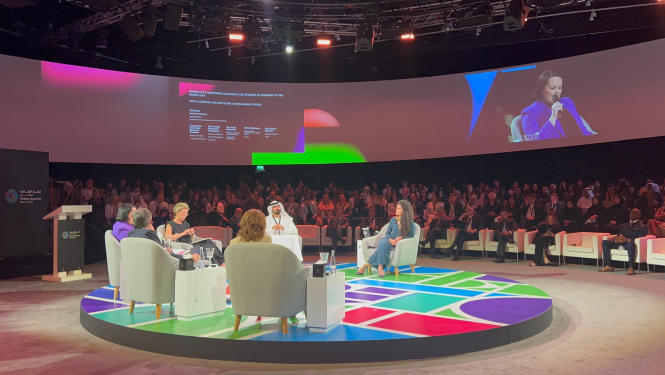 Kostarikas, Kazahstānas, Spānijas, Latvijas un Apvienoto Arābu Emirātu pārstāvji piedalās Globālā Kultūras samita ministru diskusijā. Ar mikrofonu Kultūras ministrijas valsts sekretāres vietniece Baiba Mūrniece