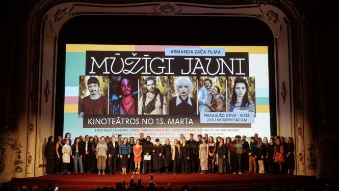 Filmas “Mūžīgi jauni” komanda uz skatuves pirms filmas pirmizrādes seansa, foto: Andrejs Strokins