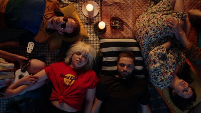 Kadrs no filmas “Mūžīgi jauni”