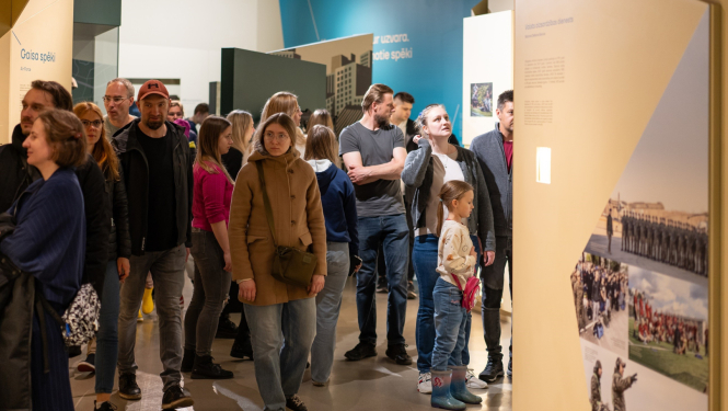 Muzeju nakts apmeklētāji Latvijas Kara muzejā, foto: Valters Lācis