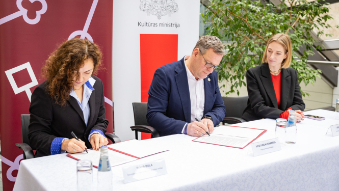 Nacionālās kultūras mantojuma pārvaldes un Rīgas domes pārstāvji paraksta sadarbības morandu pie galda Rīgas domes telpās