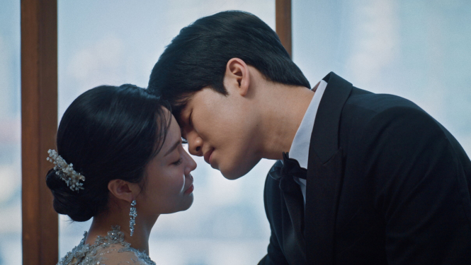 Kadrs no filmas “Ziemeļi dienvidi vīrietis sieviete”, kadrā sieviete un vīrietis, kas pieliekušies skūpstam