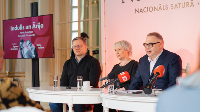 Preses konference Latvijas Nacionālajā teātrī, pie galda sēž aktieri un teātra direktors Māris Vītols