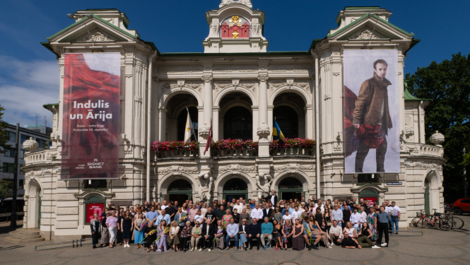Latvijas Nacionālā teātra kolektīvs pie Nacionālā teātra ēkas, foto: Kristaps Kalns