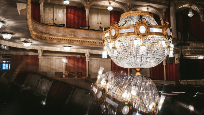 Latvijas Nacionālā teātra Lielās zāles fragments ar lustru