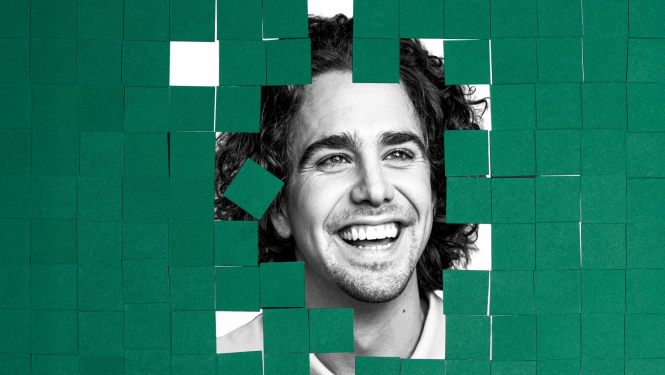 Izrādes publicitātes attēls, vīrieša portrets ar zaļas krāsas kvadrātiem tam apkārt, kas sakārtoti kā flīzes