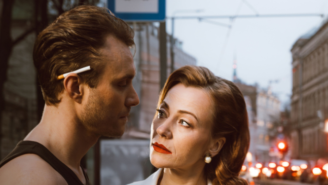 Aktieri tramvaja pieturā