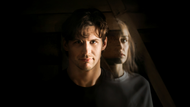 Divi izrādes tēli tumsā, iestudējuma publicitātes attēls