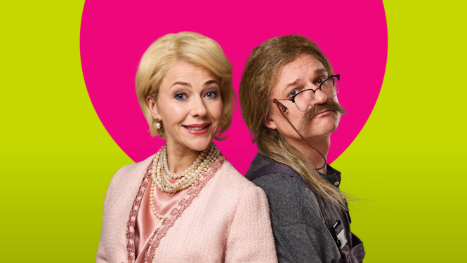 Foto ar diviem izrādes tēliem/aktieriem