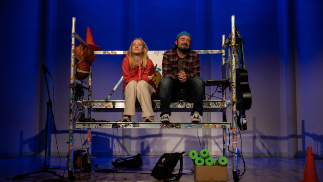 Foto no Cēsu Mazā teātra izrādes "Nepiederošiem ieeja aizliegta" - uz skatuves divi aktieri