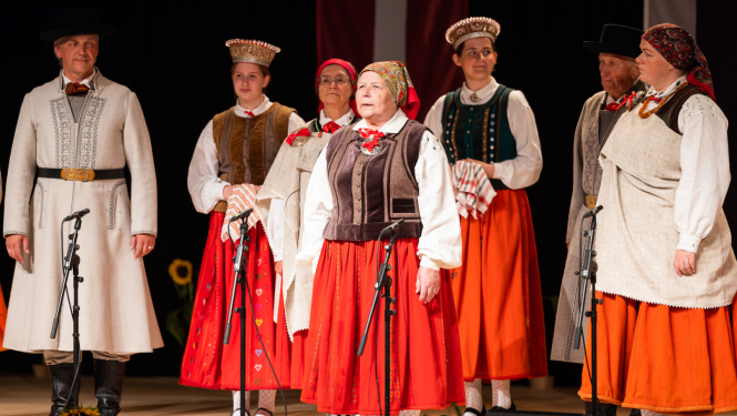Nīcas un suitu kultūrtelpas pārstāvji uz skatuves, foto: Reinis Oliņš