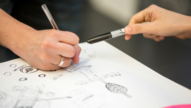 Papīra lapiņas, rokas un rakstāmrīki