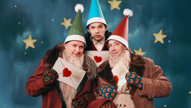 Koncertiestudējuma “Pastkartes Ziemassvētkos” publicitātes foto - aktieri rūķu cepurēs un ar liela izmēra vēstulēm rokās