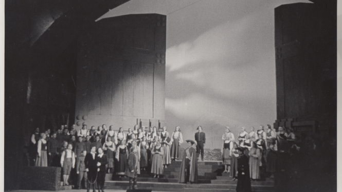 Pētera Rožlapas dekorācijas un kostīmi operai "Fidelio" (1944), foto no LNOB arhīva.