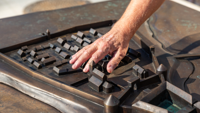 Telpisks miniatūrs aptaustāms makets ar cilvēka roku