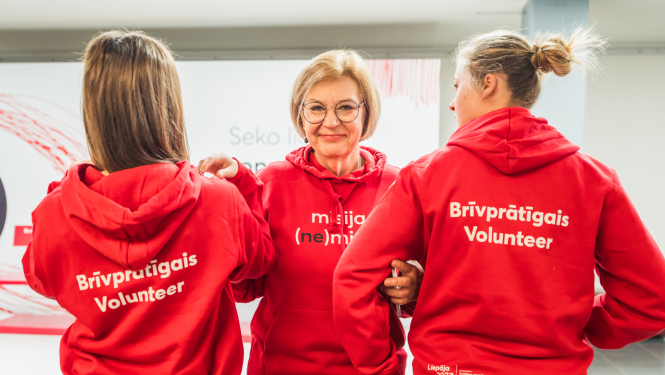 Trīs brīvprātīgās personas