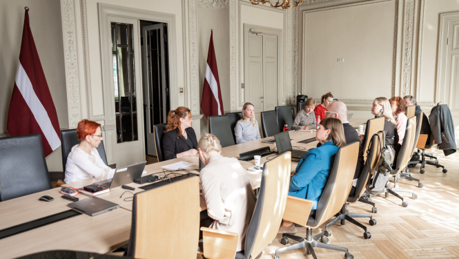 Pilsoniskās sabiedrības attīstības stratēģijas darba grupas sēdes dalībnieki pie galda KM Lielajā zālē