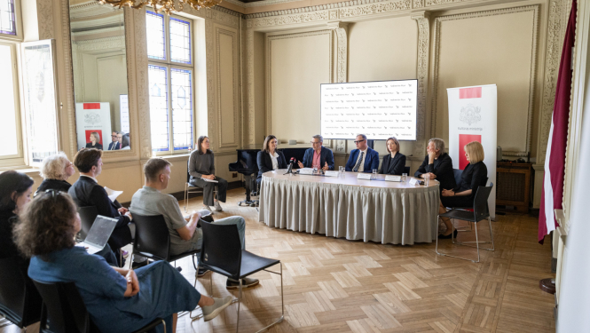 Preses konferences norise Kultūras ministrijas Lielajā zālē - pie galda preses konferences dalībnieki