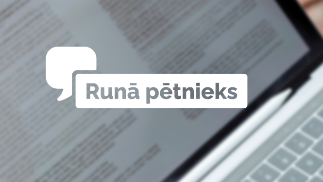 LKA "Runā pētnieks" publicitātes attēls. Fonā dators ar zīmuli, attēla vidū balta sarunas ikona un taisnstūris ar tekstu: "Runā pētnieks"