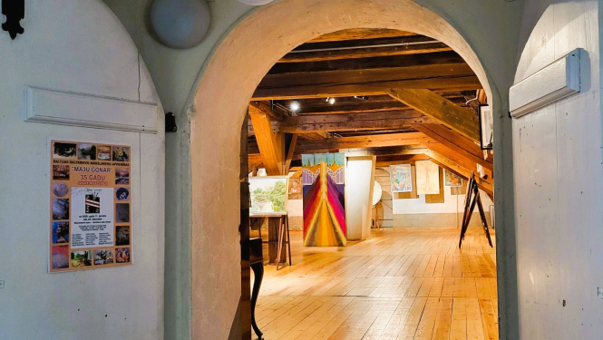 Ieejot Baltijas Baltkrievu mākslinieku apvienības „Maju Gonar” (“Man ir gods”) 35 gadu jubilejas izstādē Mencendorfa namā