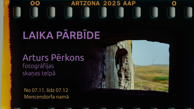 Dekoratīvs attēls ar filmas perforācijas ierāmējumu, tālumā foto ar pilsdrupu fragmentu; Teksts: Arturs Pērkons fotogrāfijas skaņas telpā no 7.11. līdz 7.12. Mencendorfa namā