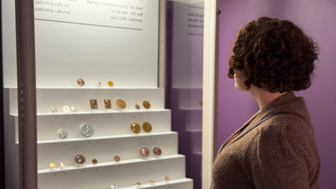 Izstādē “Memento Mortuorum – atceries mirušos: piemiņas medaļas Rīgas vēstures un kuģniecības muzeja krājumā”. Foto: M.L.Gredzena (RVKM)