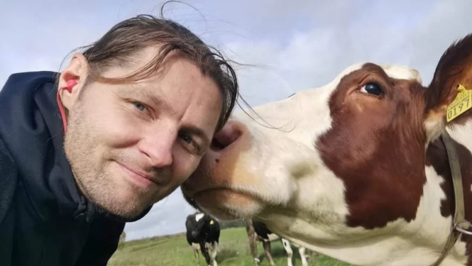 Cilvēks un govs. Foto no Sandra Ādmiņa personīgā arhīva.