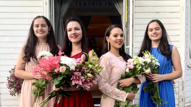 Jeļizaveta Galkina, Jeļena Garkavčenko, Sofja un Jeļizaveta Gridjuško, turot ziedus.