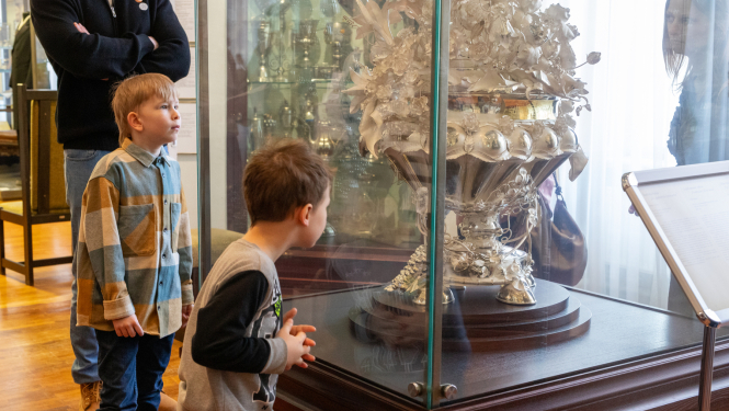 Bērni iepazīst Rīgas vēstures un kuģniecības muzeja ekspozīciju. Foto: M.L Gredzena.