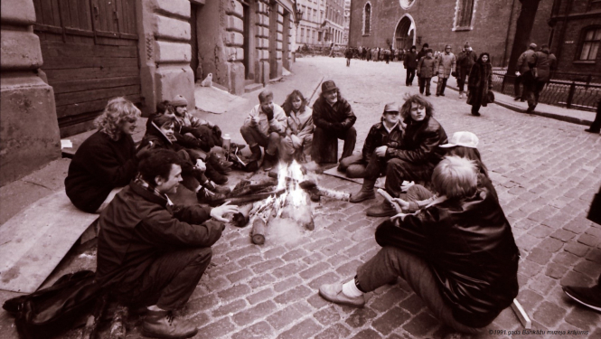 Barikāžu laiks Vecrīgā. Herdera laukums. Fotogrāfs: Ilgvars Gradovskis. 1991. gada Barikāžu muzeja krājums.