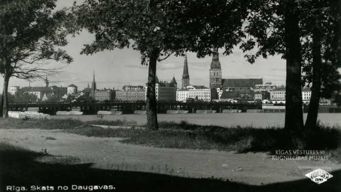 Pastkarte “Rīgas panorāma no Daugavas otra krasta”. Krišjāna Vībura izdevniecība “Fotobrom”. 1930. gadu otra puse. No RVKM krājuma.