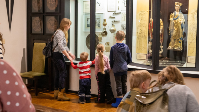 Kopā ar ģimeni Rīgas vēstures un kuģniecības muzejā. Foto: M.L. Gredzena (RVKM)