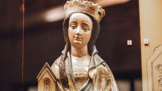 Svētā Ģertrūde. 15. gadsimtā izgatavota zeltīta koka skulptūra. Apskatāma RVKM ekspozīcijā.